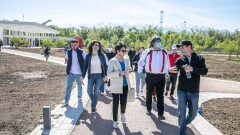 "Это настоящая сказка". Общественники высадили деревья и цветы в Ботаническом саду. Фоторепортаж