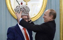 Путин не решился примерить подаренную Хазановым императорскую корону