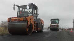 В ЗКО дорожного рабочего переехал каток