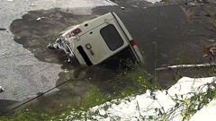В опрокинувшемся в талые воды автомобиле находились двое детей - СМИ