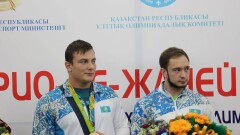 Казахстанских тяжелоатлетов встретили в аэропорту Алматы традиционным арнау
