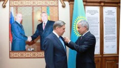 Тасмагамбетов вручил помощнику Путина орден "Достык"