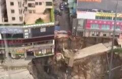 В Китае станцию метро поглотила бездна