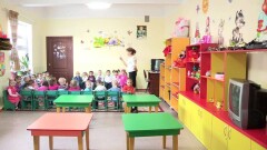 В Усть-Каменогорске воспитателям и нянечкам запретили пользоваться смартфонами