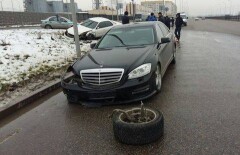 У Mercedes-Benz вырвало колесо после столкновения с Toyota в Алматы 