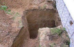 Подкопы делают актюбинцы, чтобы преодолеть железнодорожные пути