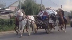 Необычный кортеж с каретой Золушки засняли на улице Каскелена