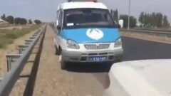 Стеснительные полицейские на трассе Шымкент-Самара заперлись в патрульной машине 