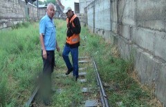 В Шымкенте попавшего под поезд мужчину случайно обнаружил охранник предприятия 