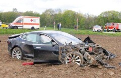 Автомобиль Tesla разбился, вылетев с трассы на огромной скорости 