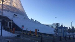 Ворота паркинга в ТРЦ "Хан Шатыр" не смогли открыть из-за сильного мороза