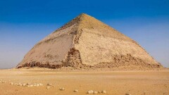 Впервые для туристов в Египте открыли уникальную "ломаную" пирамиду