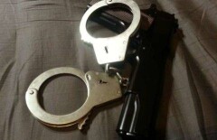 Напавший на полицейских в Алматы вооружённый мужчина задержан 