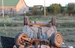 Автомобиль опрокинулся на крышу после ДТП в Уральске