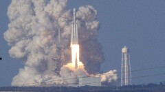 SpaceX успешно провела первый коммерческий запуск Falcon Heavy