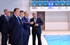 Казахстанские синхронистки и ватерполисты выступили перед Назарбаевым в Астане