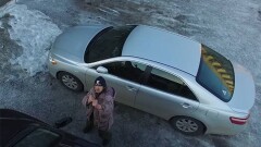 Бездомный принял квадрокоптер за НЛО и отбивался от него воображаемым оружием