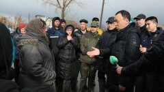 Аким Костанайской области встретился с сельчанами в окружённой водой школе
