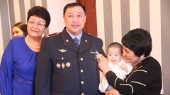 Актюбинские полицейские перевоплотились в нянек для младенцев