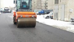 Коммунальщики Семея возмутили горожан укладкой асфальта во время снегопада