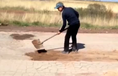 В Карагандинской области школьники сами латают трассу