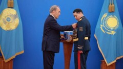 Президент присвоил высшие воинские звания и вручил госнаграды военнослужащим