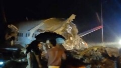 В Индии самолёт выкатился за пределы полосы и разрушился. 17 человек погибли