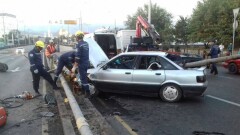 Труба ограждения насквозь пробила машину и убила водителя в Алматы