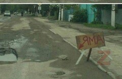 Самодельные указатели перед дорожными ямами устанавливают в Актобе