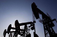 Тенге стал зависеть от нефти еще больше - российские экономисты