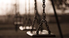 Мама избитой на качелях девочки из Темиртау рассказала подробности конфликта