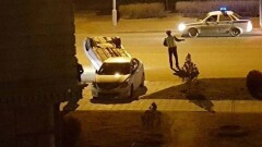 Автомобиль перевернулся после наезда на канализационный люк в Актау