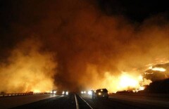 Дорогу сквозь пламя пожара сняла на видео американская семья
