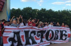 Марш болельщиков в Актобе парализовал движение на центральном проспекте