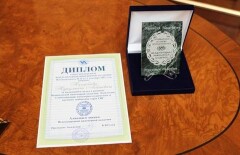 Президенту Казахстана передали Алмазный знак Международной инженерной академии