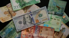 Нацбанк увеличивает интервенции, чтобы поддержать курс тенге