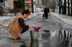 Гигантские лужи в Актау коммунальщики загребают совочком в ведёрко