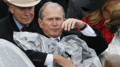 Борьба Джорджа Буша с дождевиком на инаугурации Трампа рассмешила Сеть 