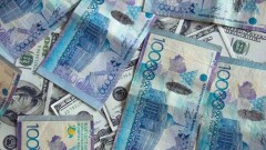 Тенге после восьми дней роста на бирже снова теряет в стоимости