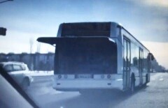 Автобус с открытым двигателем ездит по улицам Астаны 