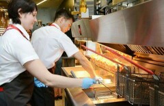  McDonald’s пустил казахстанских журналистов на кухню под расписку, что они не больны