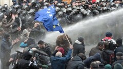 В Грузии спецназ применил водомёт против митингующих у здания парламента 