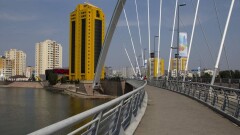 Любование видом Астаны с моста обошлось двум молодым людям в 40 тысяч тенге