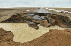 Бурлящий поток воды вновь разорвал дорогу в Костанайской области