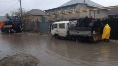 В Алматы из-за сильного дождя затапливает улицы и частные дома