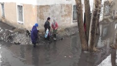Жители Кокпекты не могут выйти на улицу из-за потопа