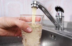В домах Кокшетау из-под крана идёт серая вода с неприятным запахом 