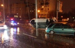 Курьёзное ДТП в Алматы: один автомобиль "заскочил" на крышу другого