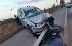 На мосту по улице Орынбор в Астане повис автомобиль
