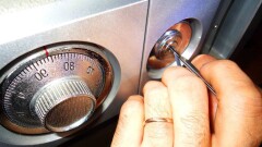 Двое жителей Актау вскрыли сейфы в ломбардах и торговых центрах